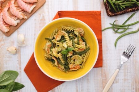 Fusilli complets avec haricots verts, queues de crevettes et sauce au basilic