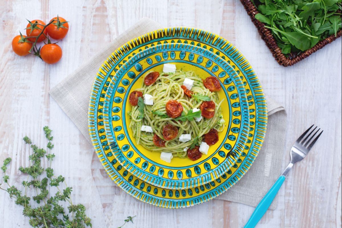 Spaghettis complets aux tomates cerises confites, feta et pesto léger de roquette