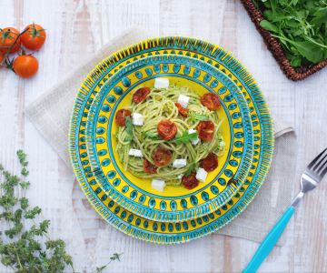 Spaghettis complets aux tomates cerises confites, feta et pesto léger de roquette