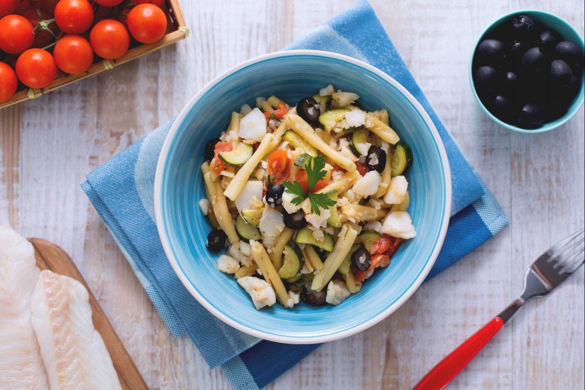 Casarecce à la sauce de cabillaud, courgettes et olives noires