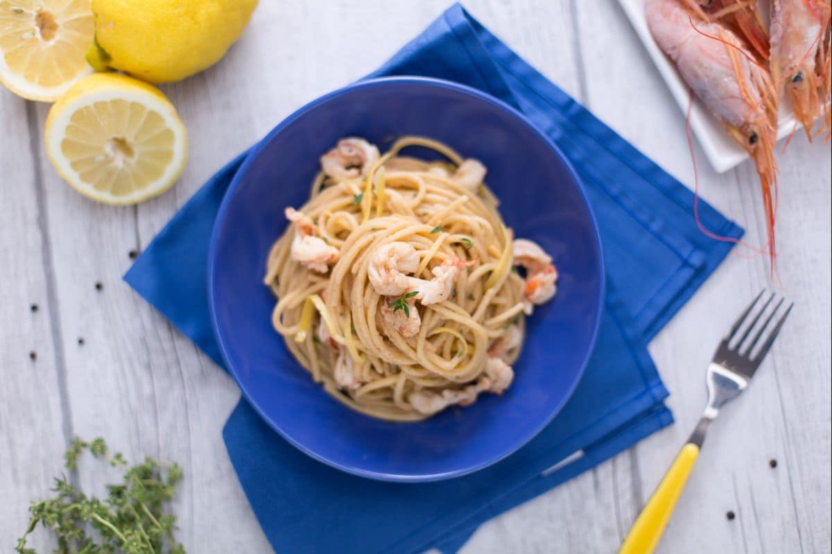 Spaghetti striés au citron et crevettes
