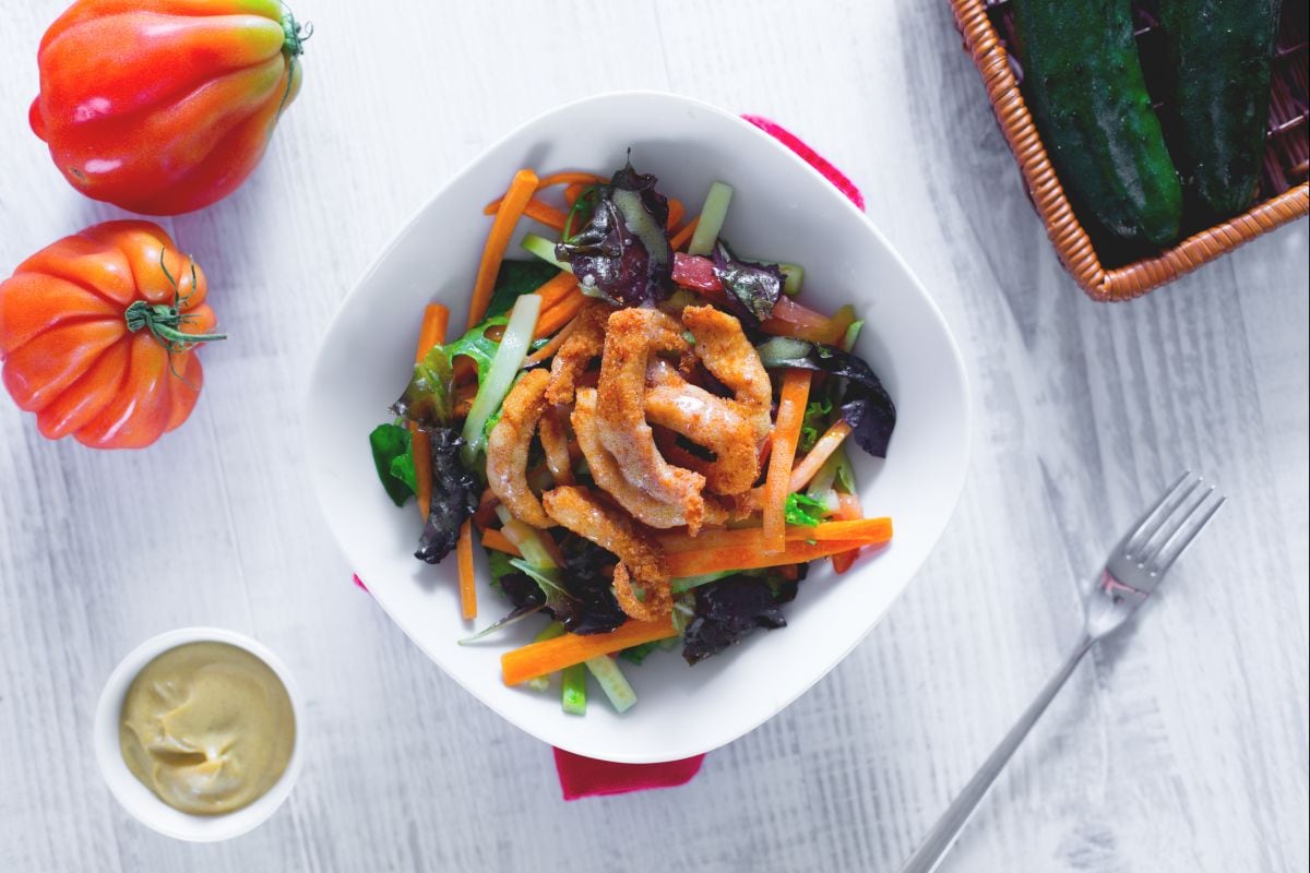 Salade de poulet croustillant avec vinaigrette