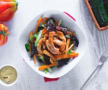 Salade de poulet croustillant avec vinaigrette