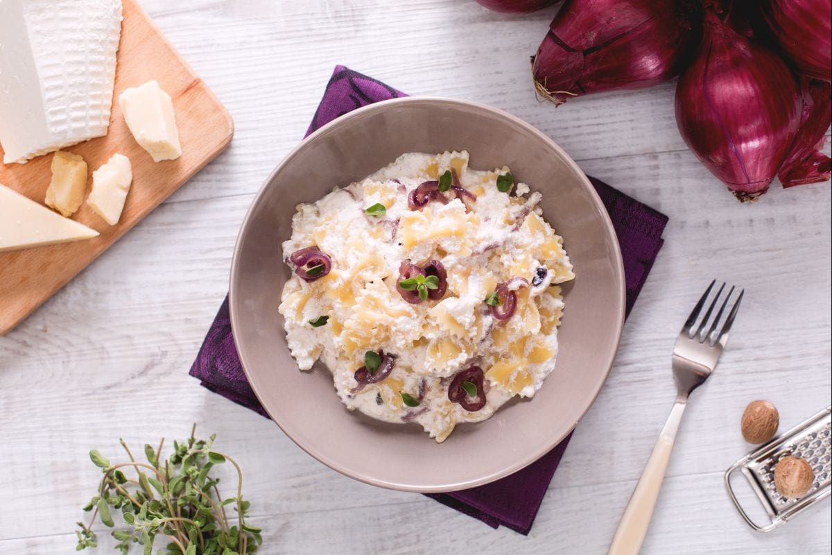 Farfalle à la crème de ricotta et oignons rouges de Tropea