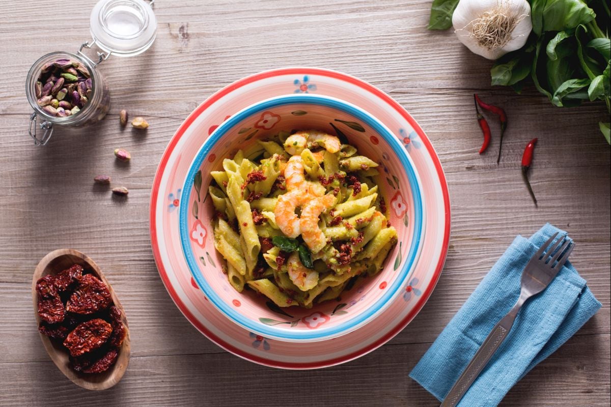 Pâtes sans gluten au pesto de pistaches, crevettes et tomates séchées