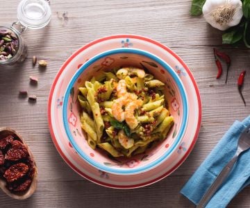 Pâtes sans gluten au pesto de pistaches, crevettes et tomates séchées