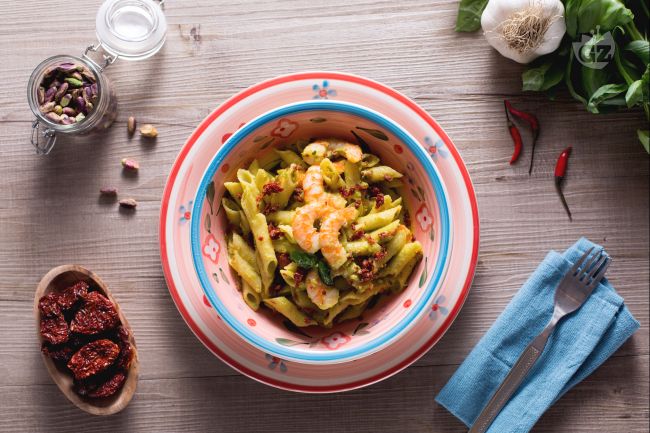 Pâtes sans gluten au pesto de pistaches, crevettes et tomates séchées