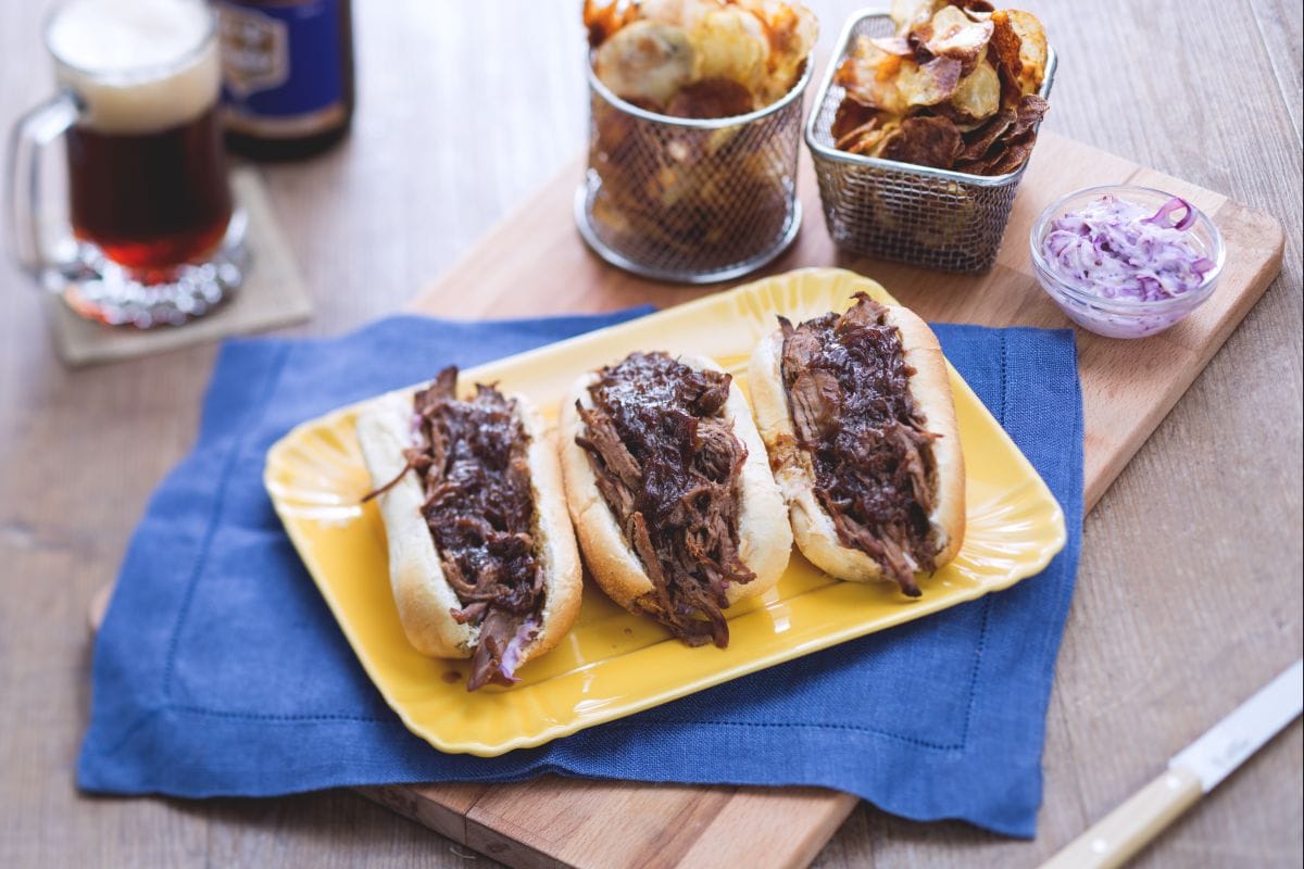 Sandwich de bœuf et salade de chou avec pommes de terre croustillantes