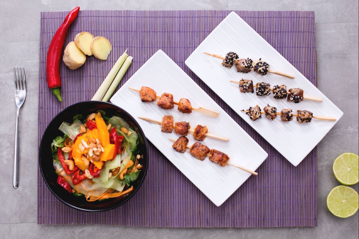 Brochettes de thon et saumon avec salade thaïlandaise