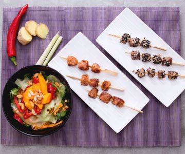 Brochettes de thon et saumon avec salade thaïlandaise
