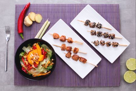 Brochettes de thon et saumon avec salade thaïlandaise