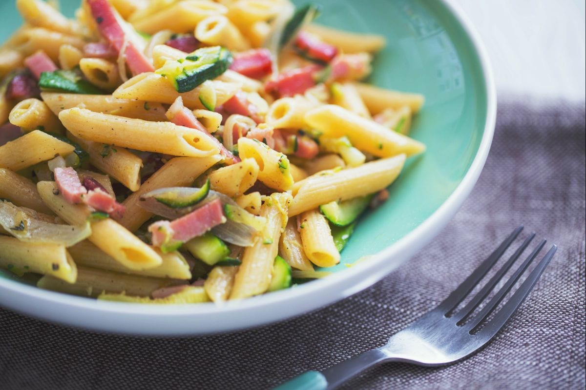 Penne avec speck et courgettes