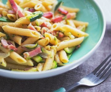 Penne avec speck et courgettes