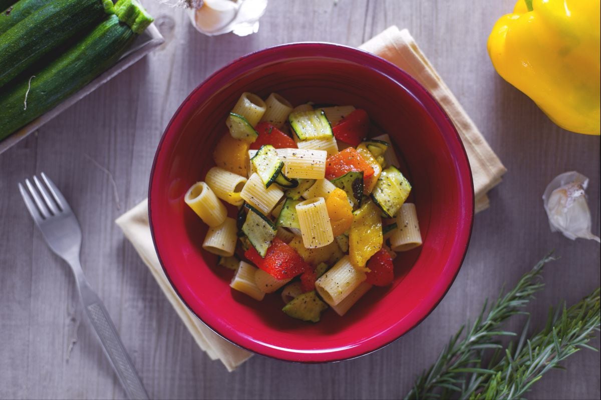 Pâtes courtes avec poivrons et courgettes