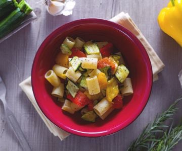Pâtes courtes avec poivrons et courgettes