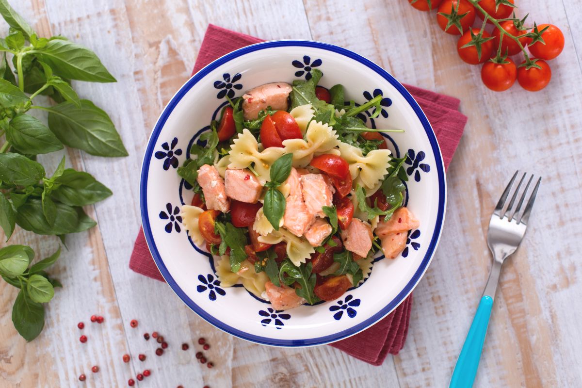 Farfalle au saumon, roquette et tomates cerises