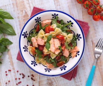 Farfalle au saumon, roquette et tomates cerises