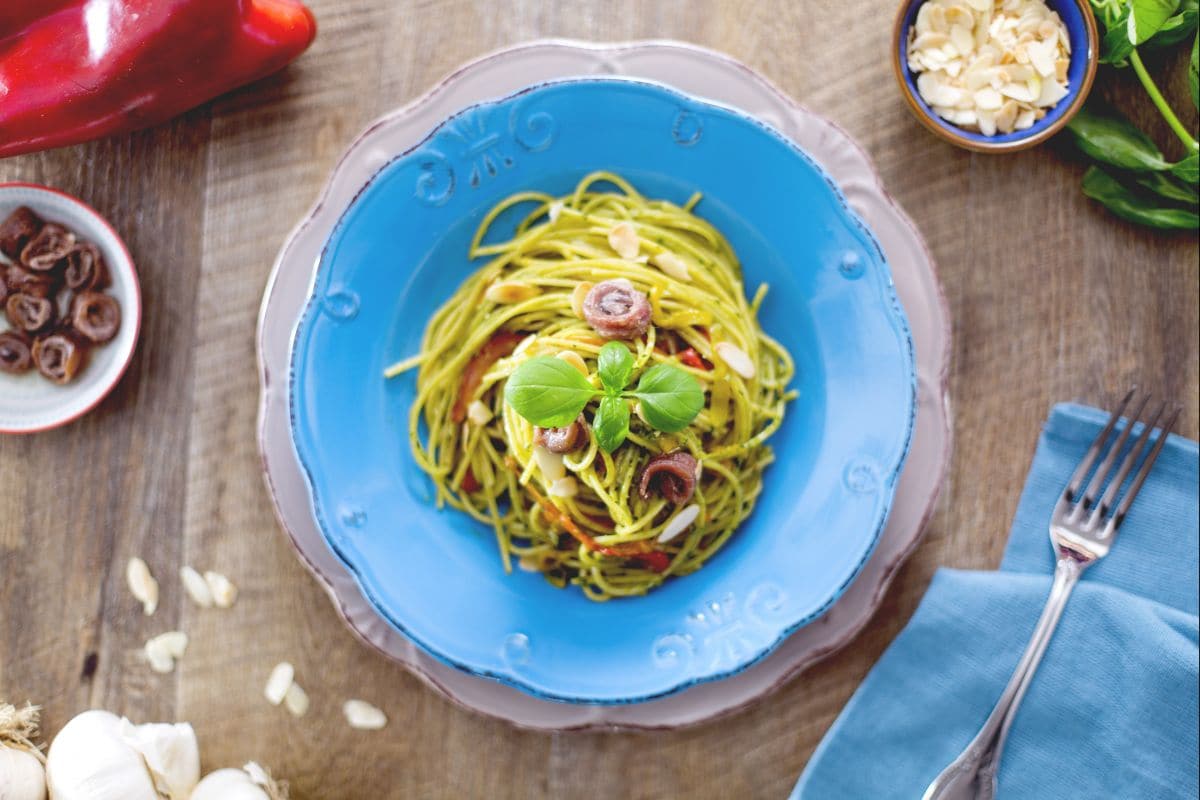 Spaghetti au pesto avec anchois et poivrons