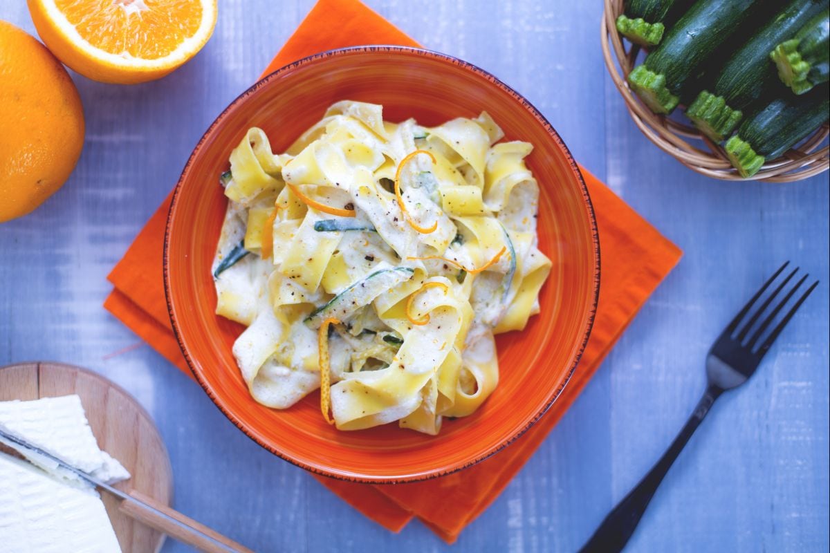 Pappardelle aux courgettes sautées et crème de ricotta à l'orange