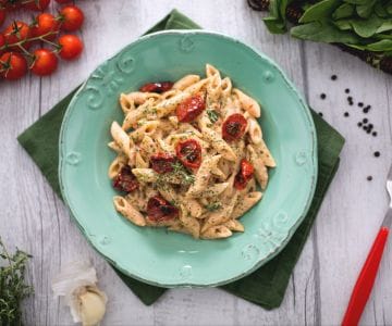 Penne rigate intégrales au pesto de tomates rôties, ricotta et poudre d'épinards
