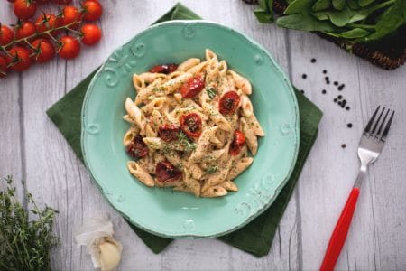 Penne rigate intégrales au pesto de tomates rôties, ricotta et poudre d'épinards