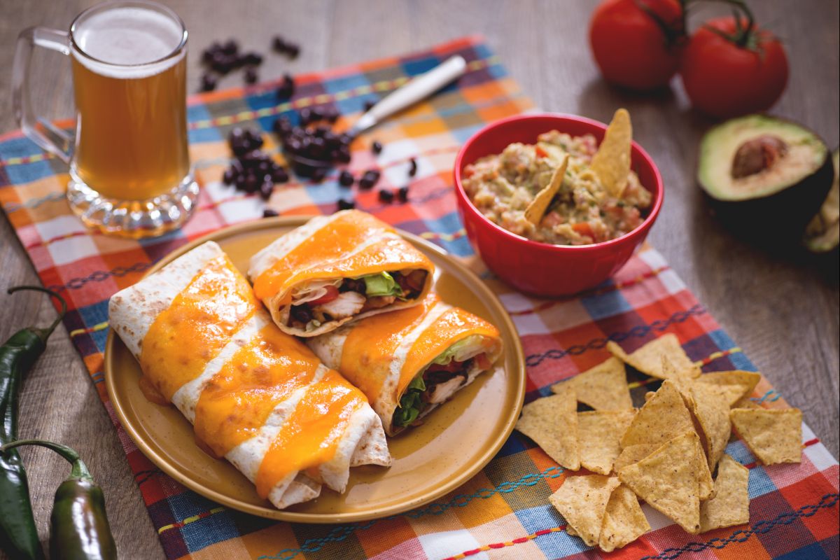 Burrito de poulet avec guacamole au citron vert