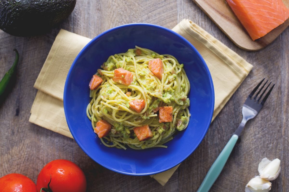 Spaghetti avec guacamole et saumon croustillant
