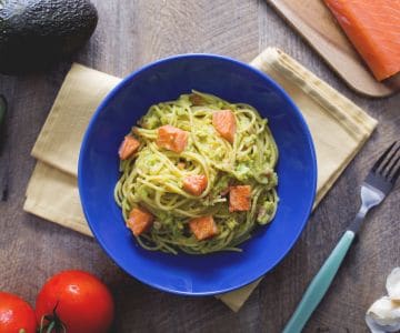 Spaghetti avec guacamole et saumon croustillant