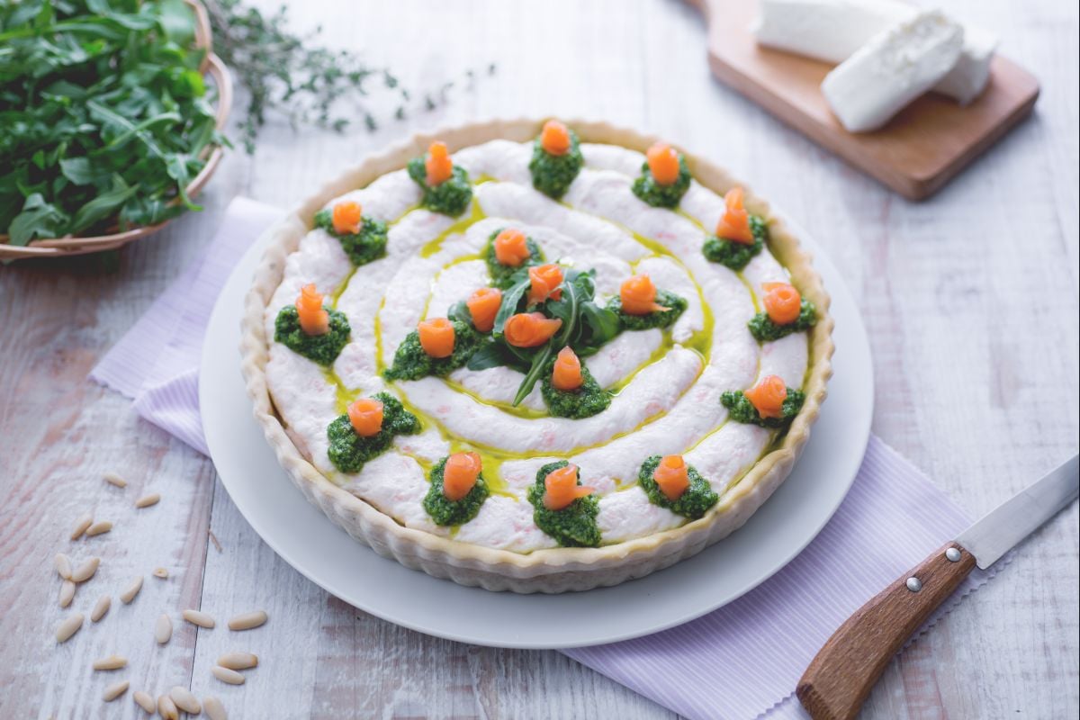 Tarte salée au saumon, chèvre et pesto de roquette