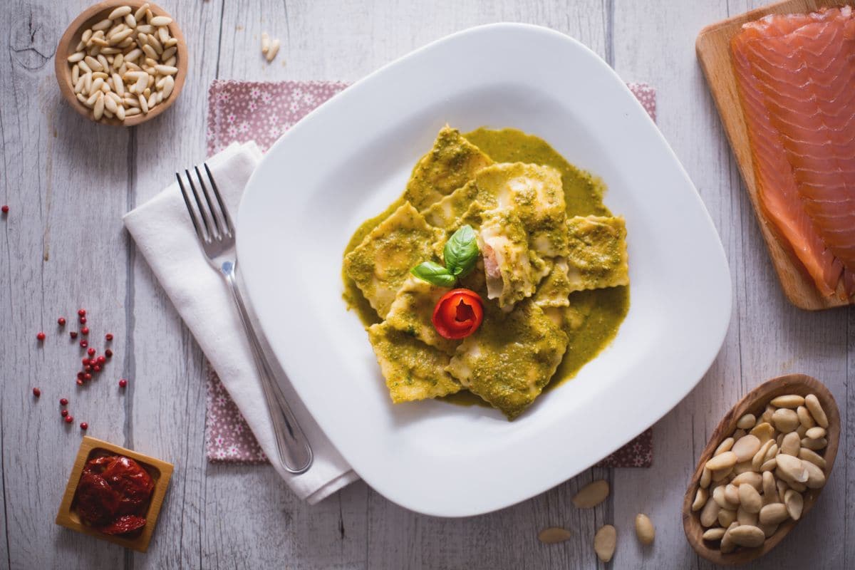 Raviolis farcis au saumon avec sauce au basilic