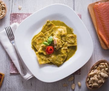 Raviolis farcis au saumon avec sauce au basilic