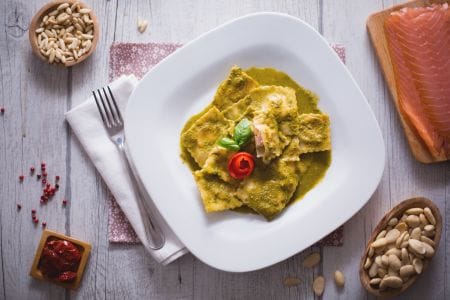 Raviolis farcis au saumon avec sauce au basilic