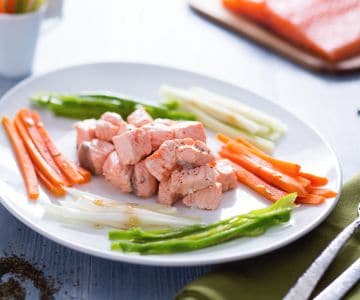 Bouchées de saumon au thé vert avec légumes