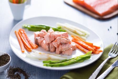 Bouchées de saumon au thé vert avec légumes