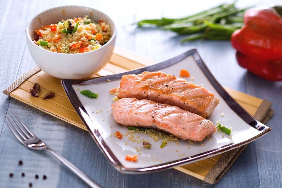 Saumon grillé avec salade de couscous