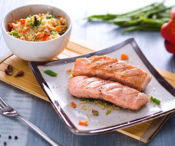 Saumon grillé avec salade de couscous