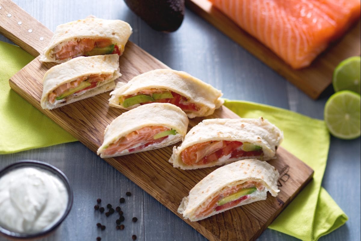 Roulés de galette avec saumon, avocat et crème au yaourt
