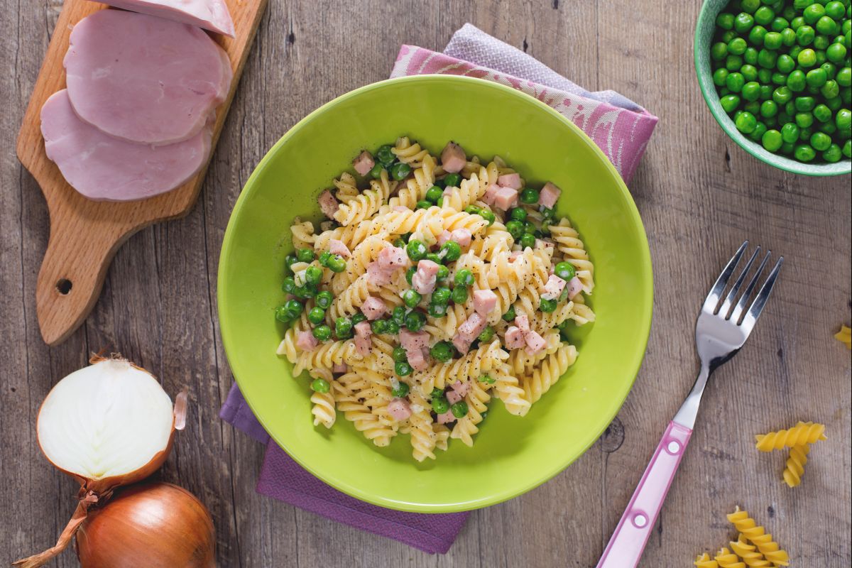 Fusilli à la crème, jambon et petits pois