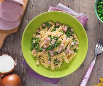 Fusilli à la crème, jambon et petits pois