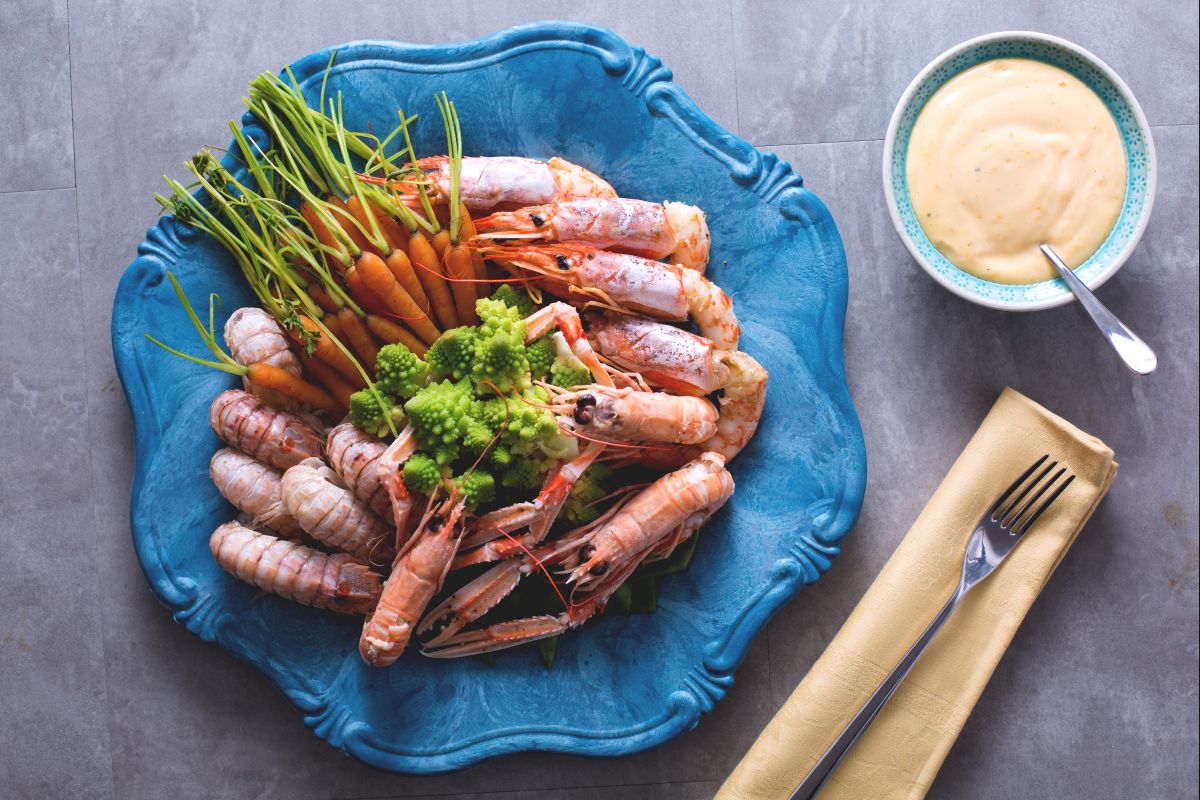 Crustacés avec légumes à la vapeur et mayonnaise aux agrumes