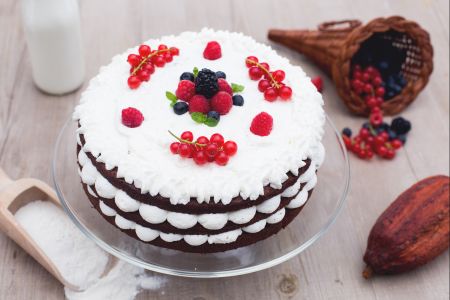 Gâteau à étages au chocolat avec crème et fruits des bois