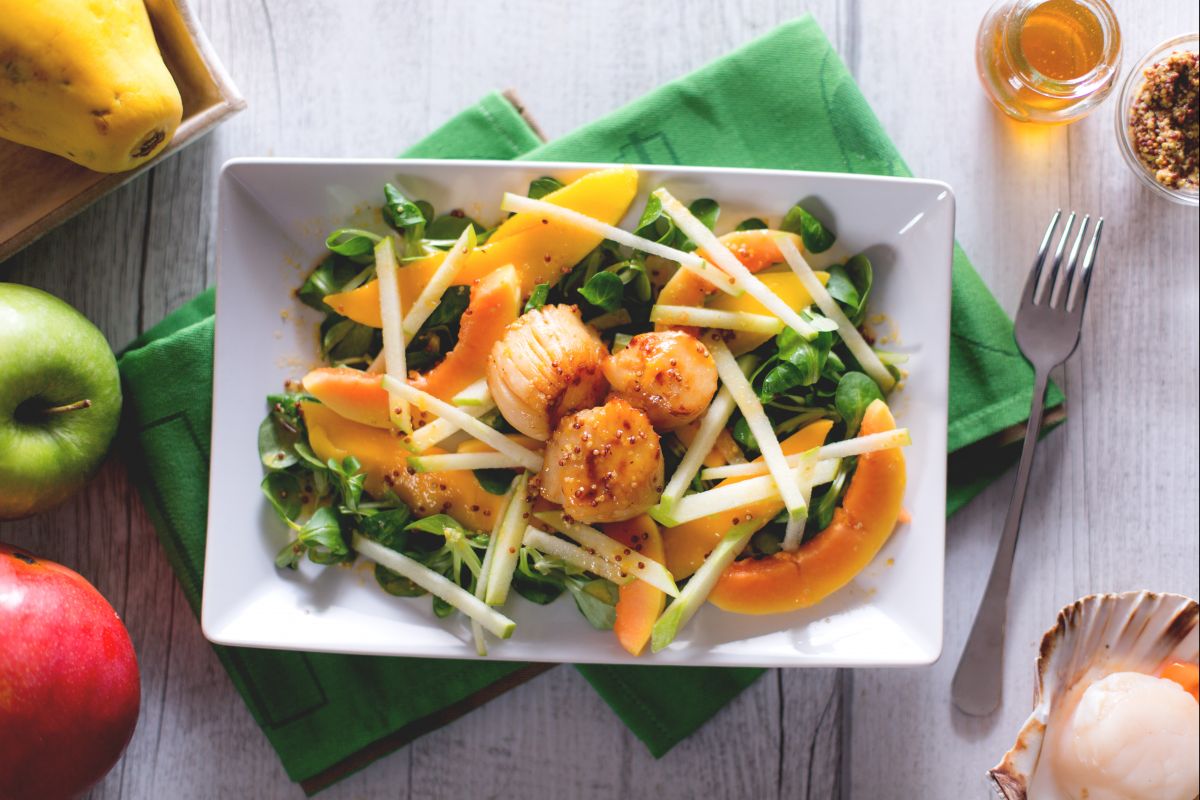 Coquilles Saint-Jacques avec salade de fruits