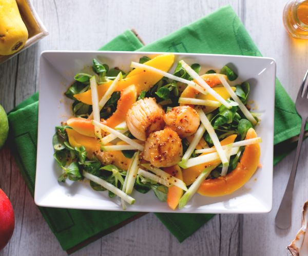 Coquilles Saint-Jacques avec salade de fruits