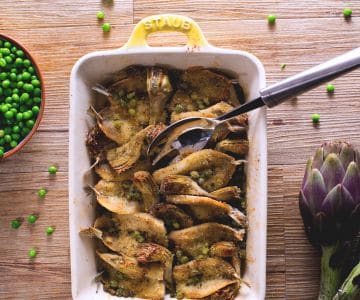 Alaccia au four avec artichauts et petits pois