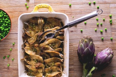 Alaccia au four avec artichauts et petits pois