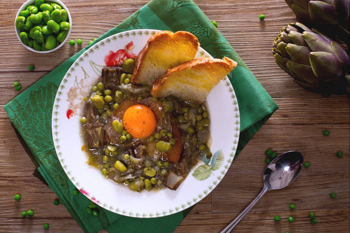 Soupe de fèves, petits pois et artichauts