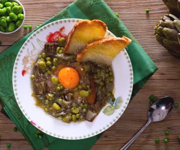 Soupe de fèves, petits pois et artichauts