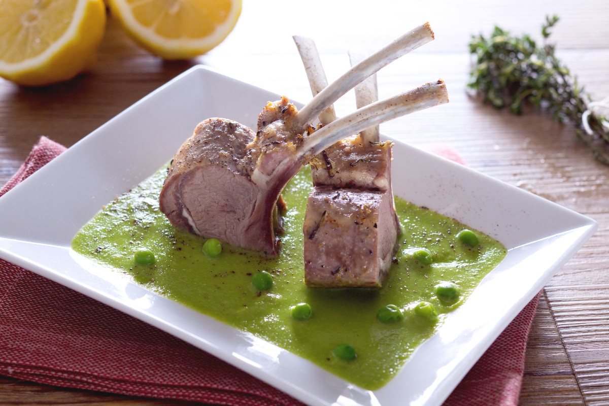 Carré d'agneau sur crème de petits pois