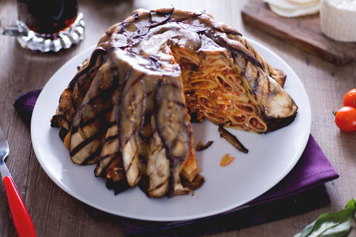 Timbale de macaronis à la bière avec ragoût et aubergines