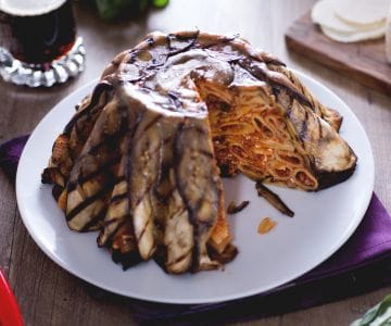 Timbale de macaronis à la bière avec ragoût et aubergines